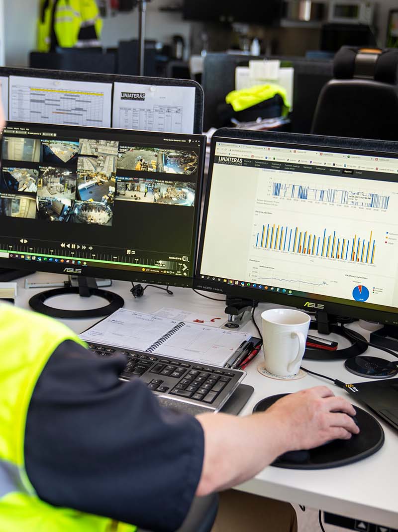Pulverimaalaus suojaa metallipintoja tehokkaasti kosteudelta, kemikaaleilta ja mekaaniselta kulumiselta, tehden tuotteista pitkäikäisiä ja luotettavia.